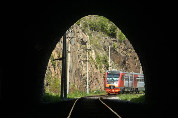 Электропоезд въезжает в туннель — стоковое фото