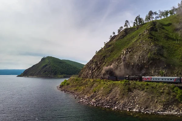 Angasolka, Ρωσία-13 Ιουνίου 2019-η ατμομηχανή περνά από το σιδηρόδρομο Βαϊκάλη — Φωτογραφία Αρχείου