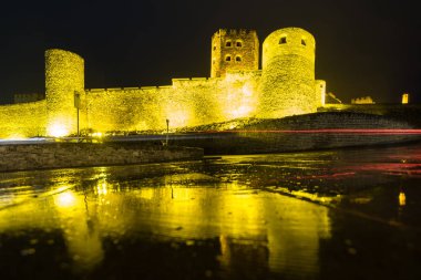 Akhaltsikhe'de rabat kalesi akşam aydınlatması ile