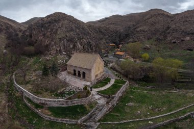 Georgi dağlarında Yukarı Vardzia Manastırı üst görünümü