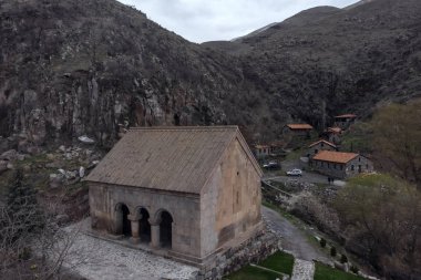 Georgi dağlarında Yukarı Vardzia Manastırı üst görünümü