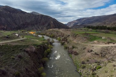 Gürcistan'da Kura Nehri üzerinde köprü