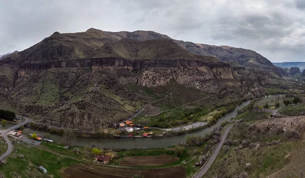 Kura Nehri kıyısında ki mağara kenti Vardzia'nın en iyi görünümü