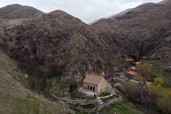 Georgi dağlarında Yukarı Vardzia Manastırı üst görünümü
