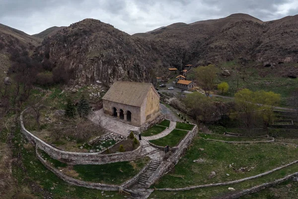 Georgi dağlarında Yukarı Vardzia Manastırı üst görünümü