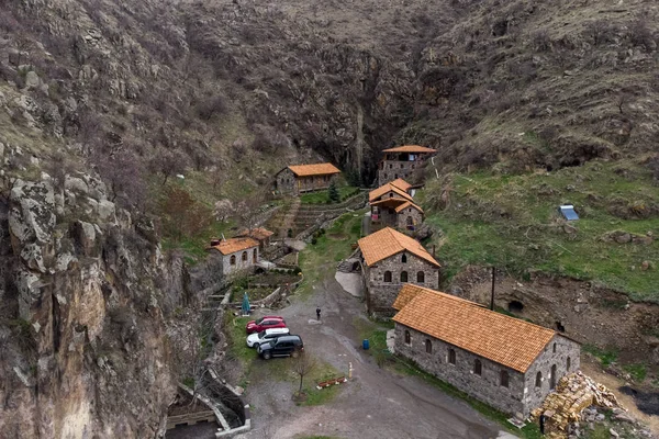 Georgi dağlarında Yukarı Vardzia Manastırı üst görünümü