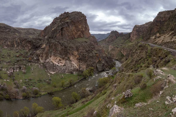 Gürcistan'da Kura Nehri'nin geçitsert kayalar