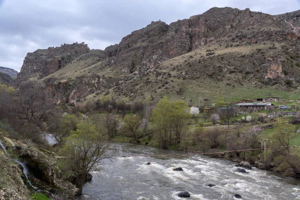 Gürcistan'da Kura Nehri vadisinin görünümü