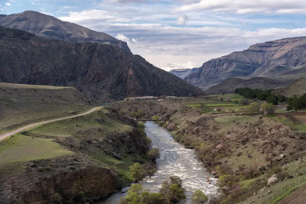 Gürcistan'da Kura Nehri vadisinin görünümü