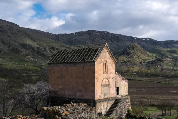 La antigua iglesia de Zunda en el pueblo de Tmogvi — Foto de Stock