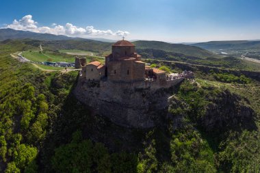 Jvari Tapınağı, bir uçurumun kenarında inşa