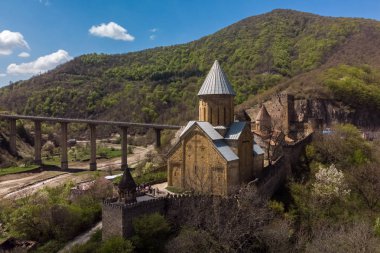 Ananuri Kalesi ve Aragvi kolu üzerindeki köprünün manzarası