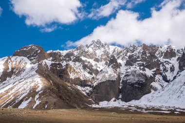 Mavi gökyüzünün altındaki Kafkas Dağları