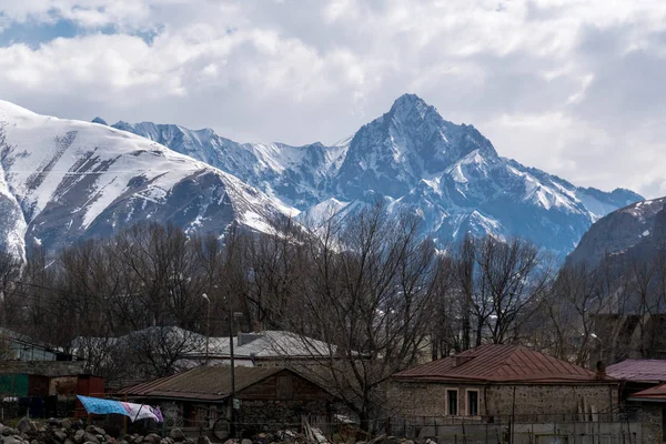 Грузинское село в горах — стоковое фото