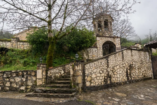 Capela antiga na aldeia georgiana — Fotografia de Stock