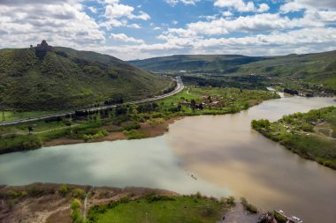 Mtskheta kentinde kura ve Aragvi nehirlerinin konfluence üst görünümü