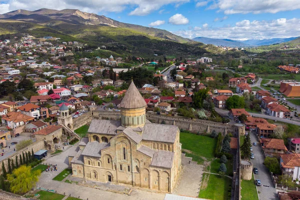 Vista superior de la antigua Catedral de Svetitskhoveli en Mtskheta, Georgia — Foto de Stock