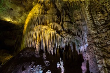 Prometheus, Gürcistan mağarasında dikitlerin renkli aydınlatma