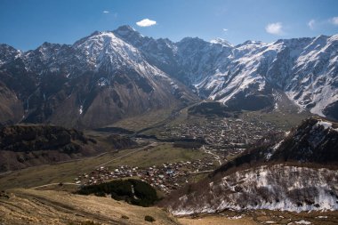 Dağdan Gürcü köylerine ve Gergeti ve Stepantsminda'ya bakış