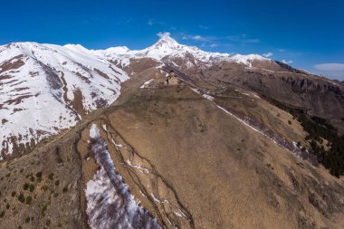 Kazbek arka planda Trinity Kilisesi üst görünümü