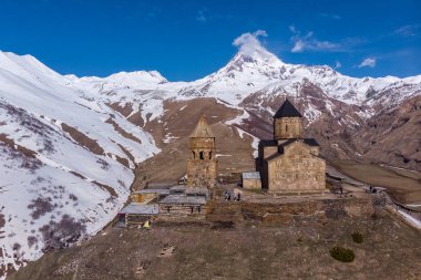 Kazbek arka planda Trinity Kilisesi üst görünümü