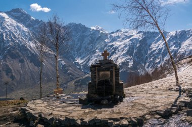 Gergeti'deki Trinity Kilisesi yakınlarındaki kutsal bahar