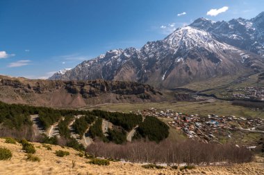 Kafkasya Dağlarında Bulunan Dağ serpantini Trinity Kilisesi'ne gidiyor