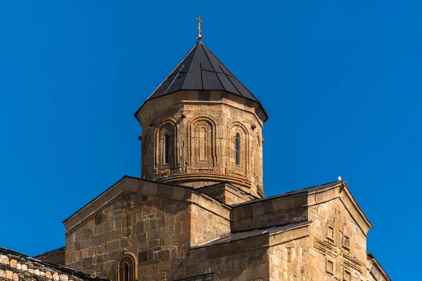 Iglesia de la Trinidad en Gergeti sobre un fondo de cielo azul — Foto de Stock