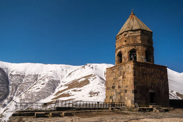 El campanario en la entrada de la Iglesia de la Trinidad en Gergeti — Foto de Stock