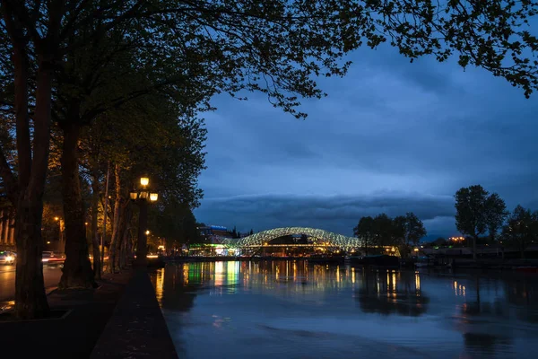 Tbi merkezinde Kura Nehri'nin dolgu üzerinde Akşam
