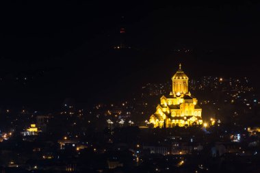 Tiflis'teki Sololaki Tepesi'nden Tsminda Sameba Katedrali'nin gece manzarası