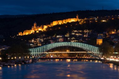 Tiflis'te Barış Köprüsü ve Narikala Kalesi'nin gece manzarası