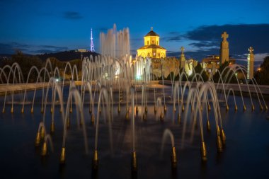Tiflis'teki Tsminda Sameba Katedrali'nin yanındaki gece aydınlatmalı çeşme