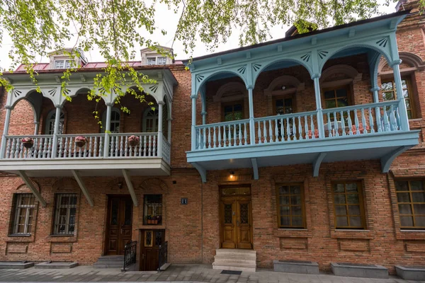 Antigua casa con balcones azules en el centro de Tiflis — Foto de Stock