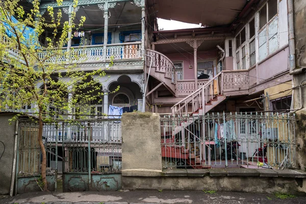 Patio de una antigua casa en el centro de Tiflis — Foto de Stock