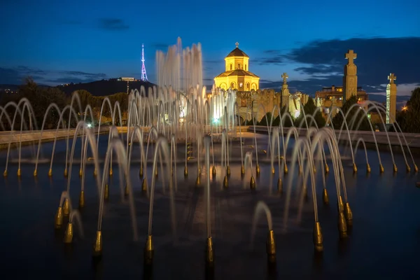 Tiflis'teki Tsminda Sameba Katedrali'nin yanındaki gece aydınlatmalı çeşme