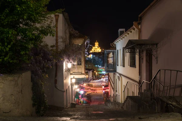 Kvällsbelysning på gatorna i gamla Tbilisi — Stockfoto