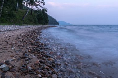 Baykal Gölü kıyısında güzel çakıl taşları
