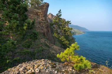 Baykal Gölü kıyısındaki uçurumdan manzara