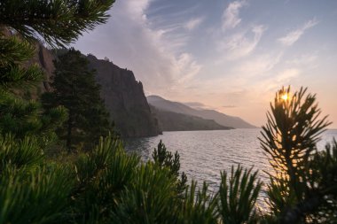 Göldeki Baykal Milli Parkı'nda gün doğumu