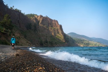 Baykal Gölü kıyısında yürüyen bir kız.