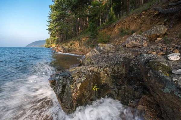 Vågor som bryter på kustnära klippor på Bajkalsjön — Stockfoto