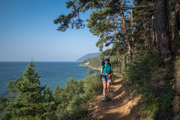 Podél jezera Baikal se po turistické stezce pohybuje nějaká dívka — Stock fotografie