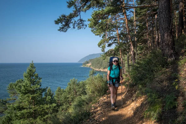 Podél jezera Baikal se po turistické stezce pohybuje nějaká dívka — Stock fotografie