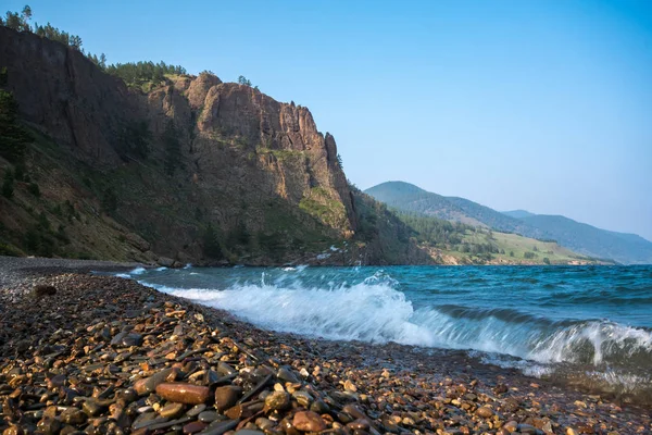 Sebuah tebing camar di saluran Jembatan Iblis di tepi Danau Baikal — Stok Foto