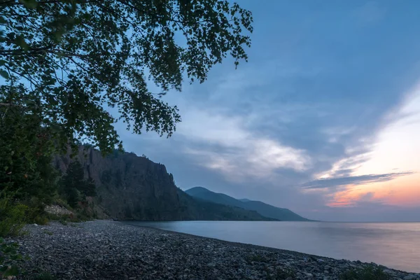 Wczesnym rankiem nad brzegiem jeziora Bajkał — Zdjęcie stockowe