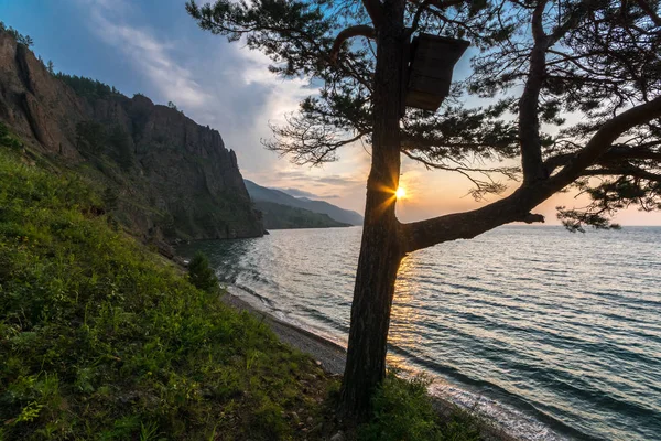 Matahari terbit di saluran Jembatan Iblis di Danau Baikal — Stok Foto