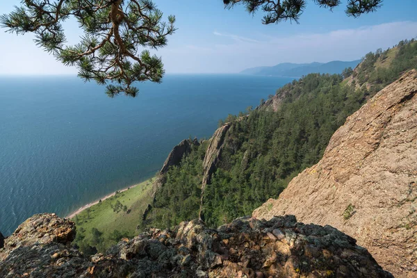 Utsikt från toppen av Skriper klippa till Bajkalsjön — Stockfoto