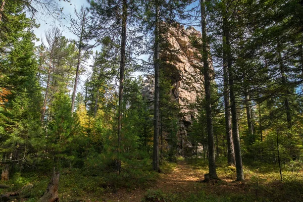 Roccia nella foresta autunnale sull'altopiano di Olkha — Foto Stock