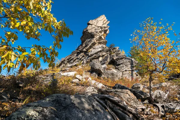 Bela rocha na floresta de outono — Fotografia de Stock
